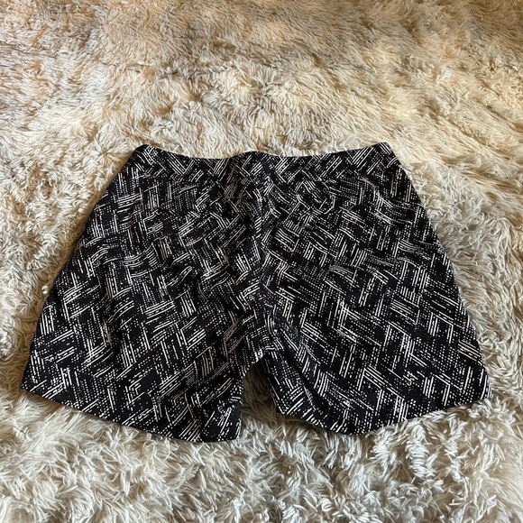 Apt 9 like new black and white shorts - Picture 4 of 4